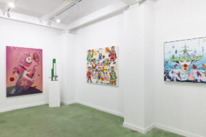 Sala de exposición de Marquesa Gallery. En ella aparece la obra de los artistas contemporáneos: Arol, Candera Muniozguren, Sol Felpeto y Maria Brzozowska