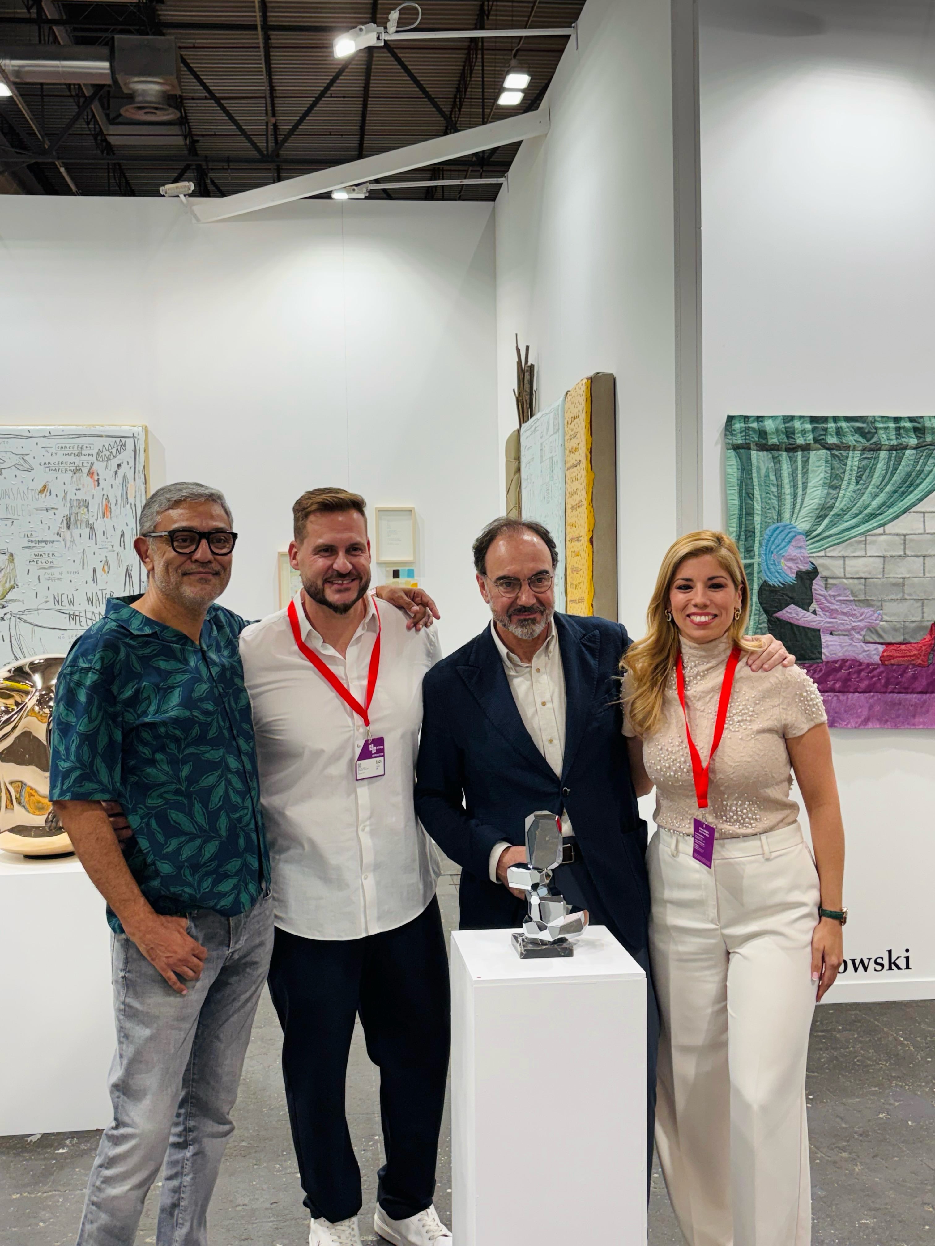 Encuentro en el stand de Marquesa Gallery con motivo del premio de adquisición a una obra de Arik Levy en Estampa 2026