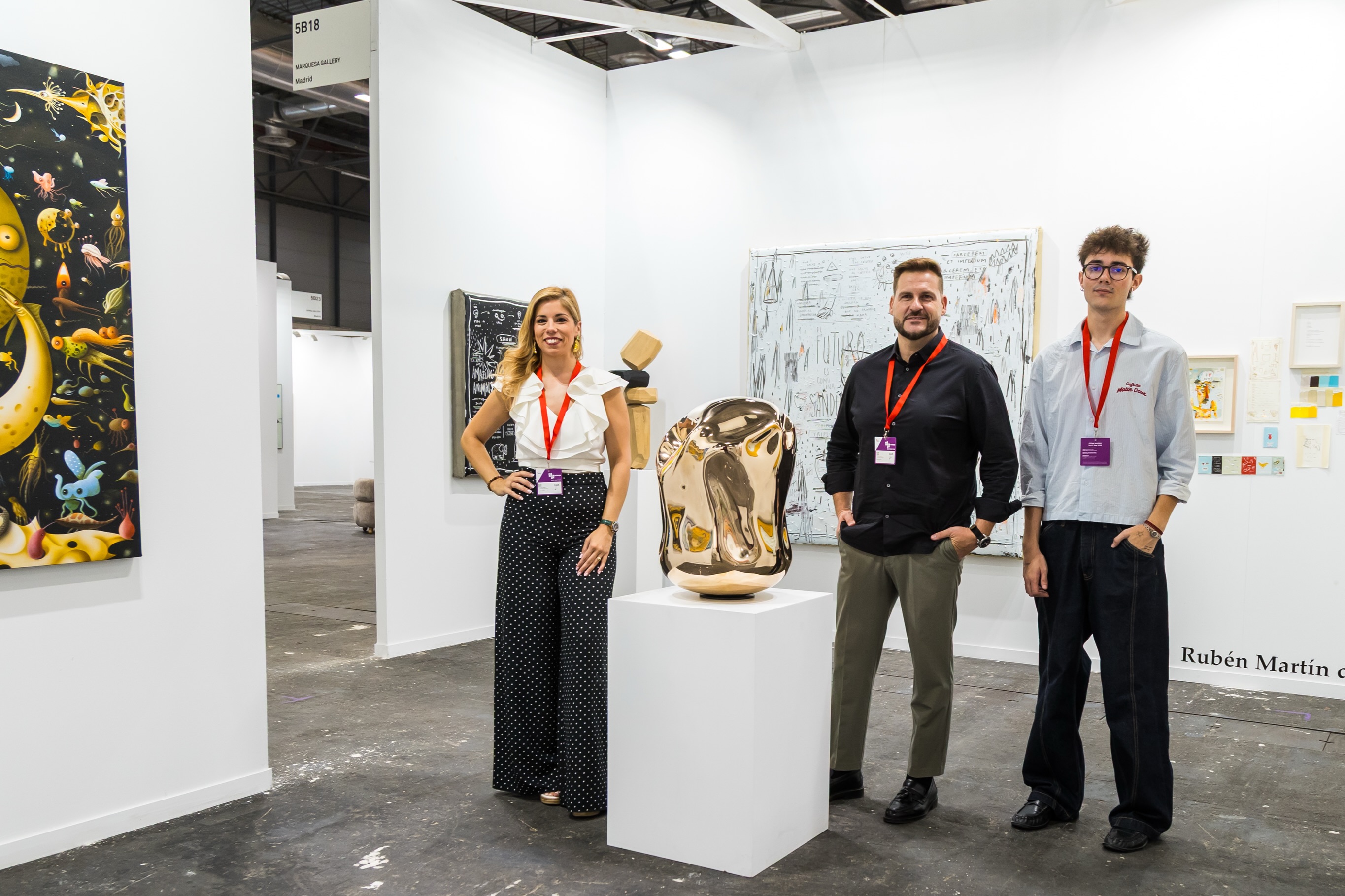 El equipo de Marquesa Gallery en su stand de Estampa 2026
