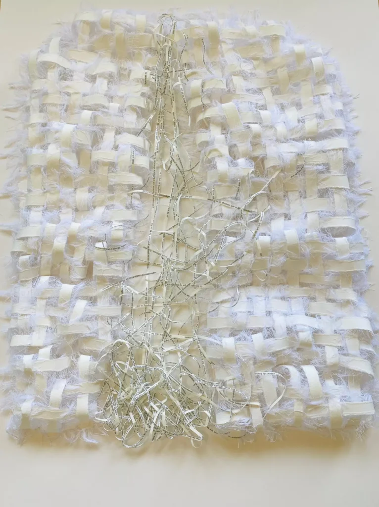 Obra de arte de Víctor López-Rúa: El peso del adiós - 90 x 80 cm tejido realizado con papel de libro