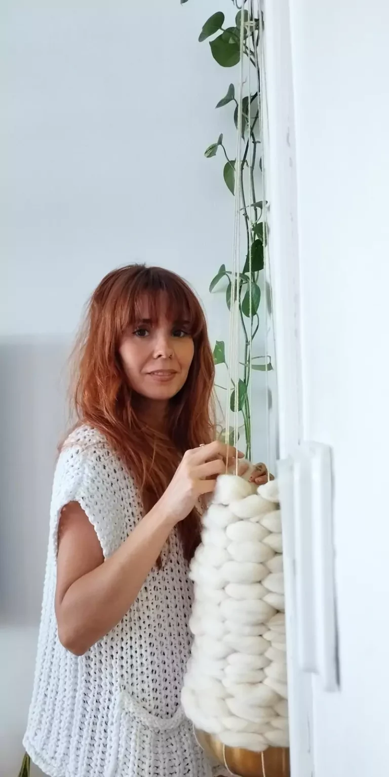 Laura Segura, artista de Marquesa Gallery, con una de sus obras- El IVAM adquiere "Una trenza de hierba sagrada" de Laura Segura