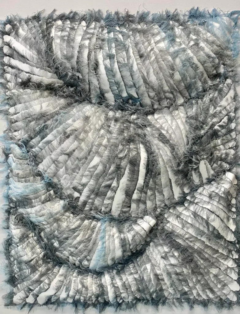 obra de arte de francesca poza Yukiko 90 x 80 cm. Tejido papel Hahnemühle de 300gr. Tarlatana teñida 2024