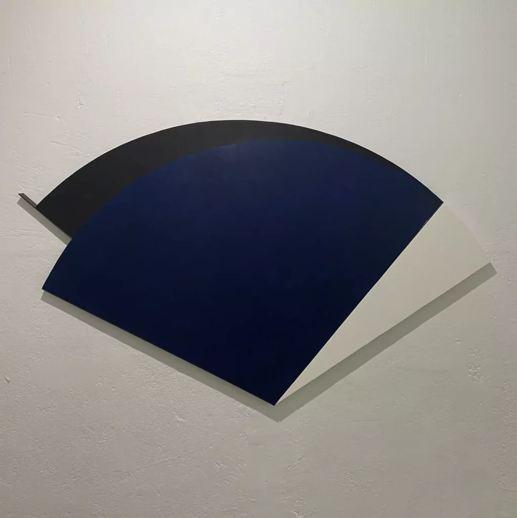 Obra de arte de Santiago Serrano Silenciarios y Quimeras Técnica mixta sobre lienzo, madera y hierro 115 x 190 cm. 2024