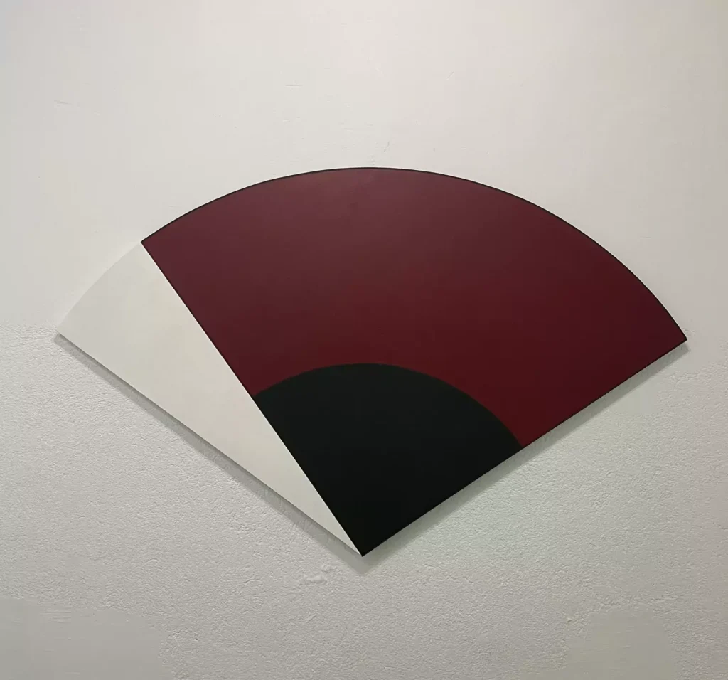 Obra de arte de santiago serrano Silenciarios y Quimeras Técnica mixta sobre lienzo, madera y hierro 122 x 196 cm. 2024