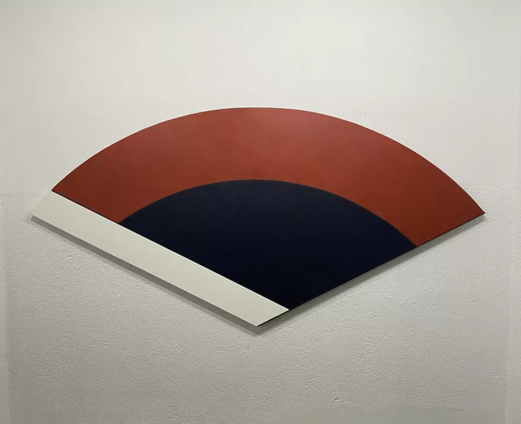 obra de arte de santiago serrano Silenciarios y Quimeras Técnica mixta sobre lienzo, madera y hierro 123 x 251 cm. 2024
