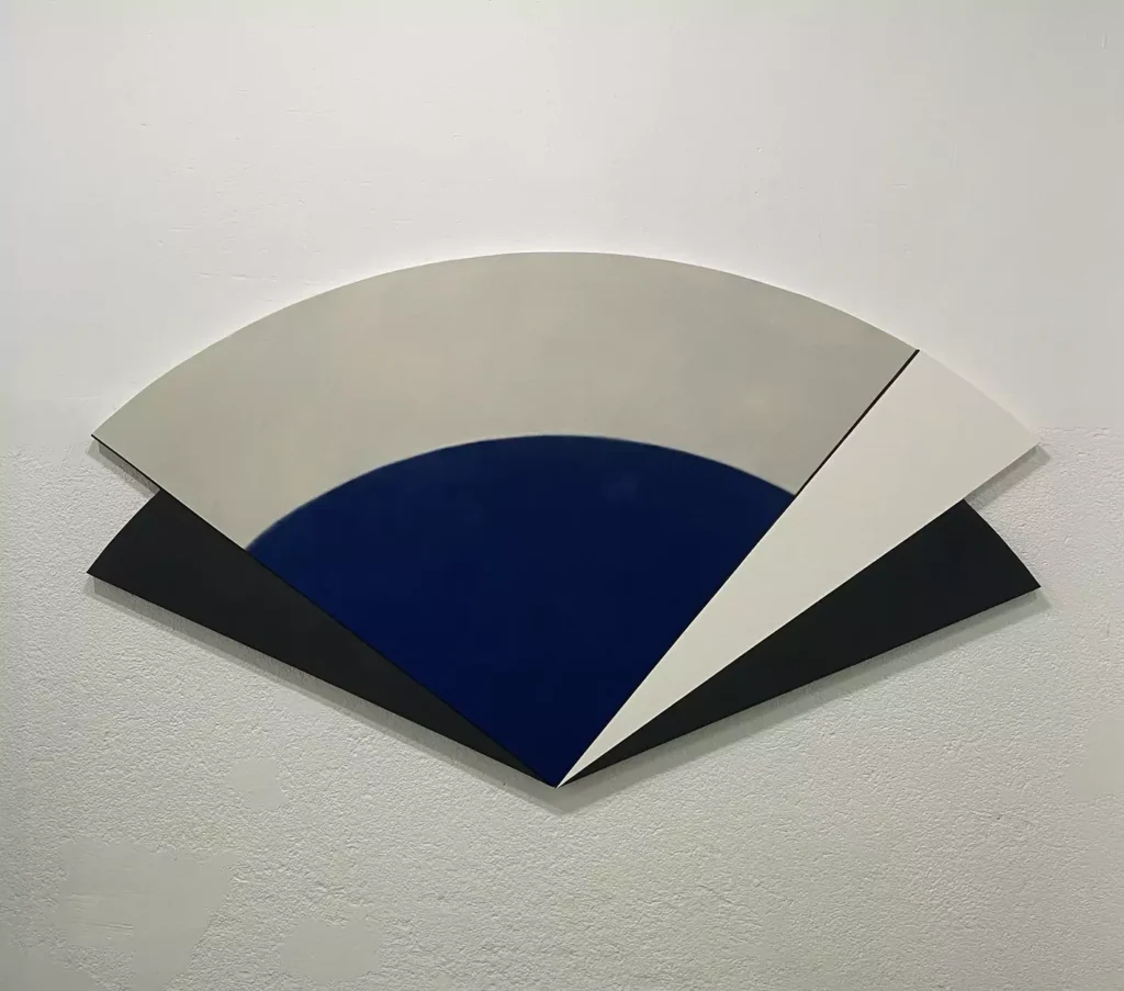 obra de arte de santiago serrano Silenciarios y Quimeras Técnica mixta sobre lienzo, madera y hierro 124 x 253 cm. 2024