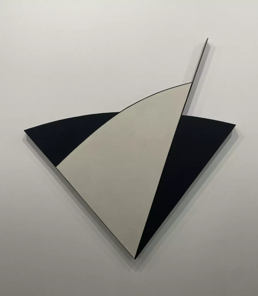 obra de arte de santiago serrano Silenciarios y Quimeras Técnica mixta sobre lienzo, madera y hierro 127 x 117 cm. 2023