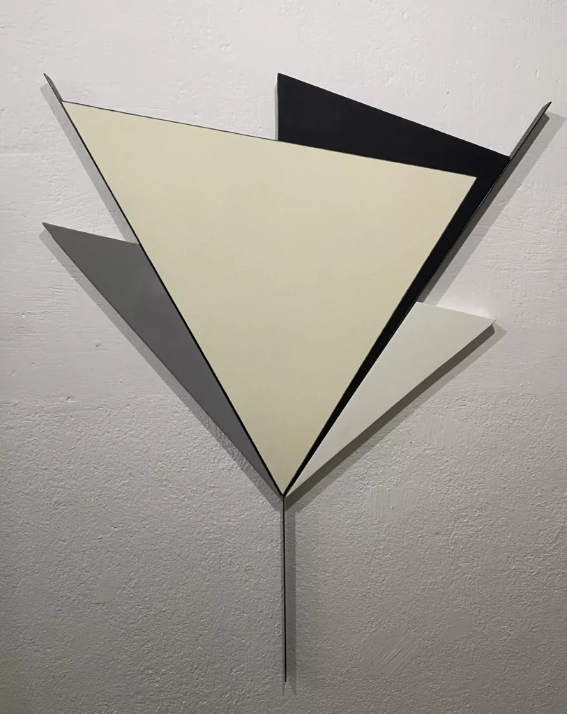 obra de arte de santiago serrano Silenciarios y Quimeras Técnica mixta sobre lienzo, madera y hierro 156 x 126 cm. 2024