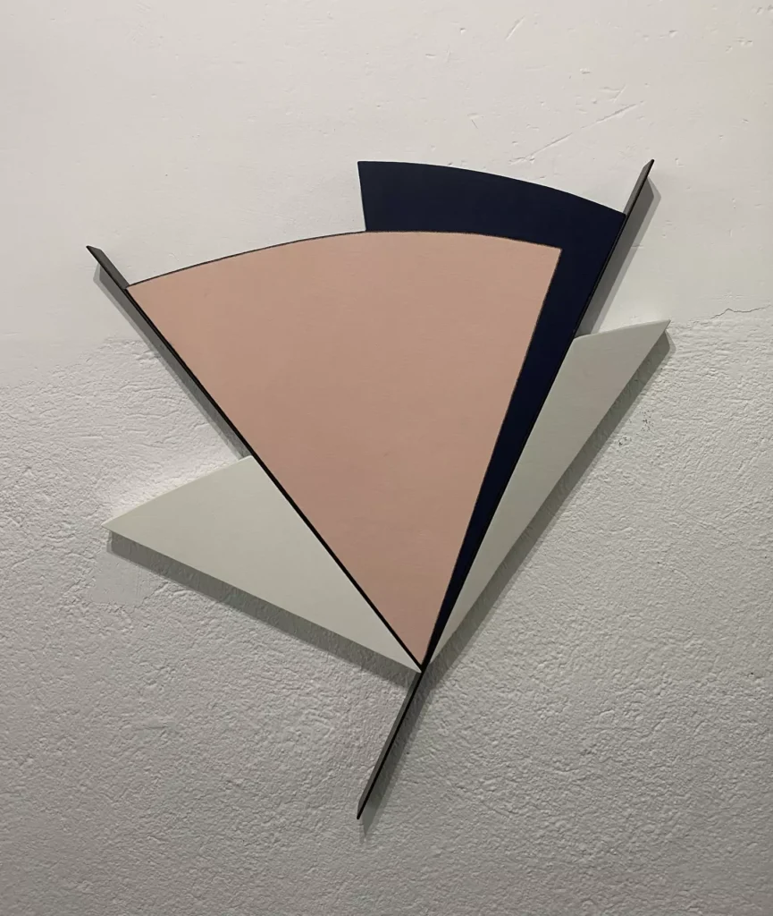 obra de arte de santiago serrano Silenciarios y Quimeras Técnica mixta sobre lienzo, madera y hierro 90 x 76 cm. 2024 Texto de Luis Francisco Perez