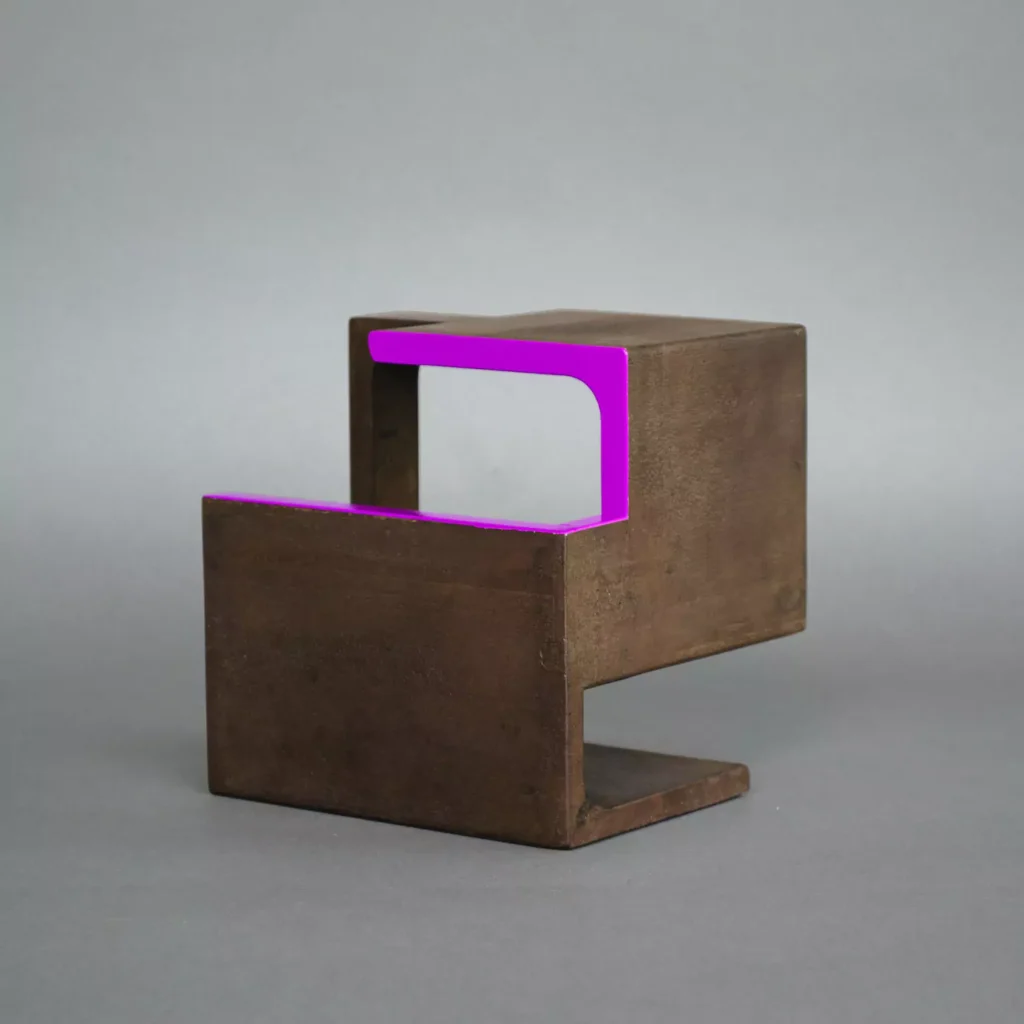 escultura de Candelamuniozguren Contenedor Línea Rosa 02 13 x 14 x 12 cm. Acero oxidado y lacado 2023.