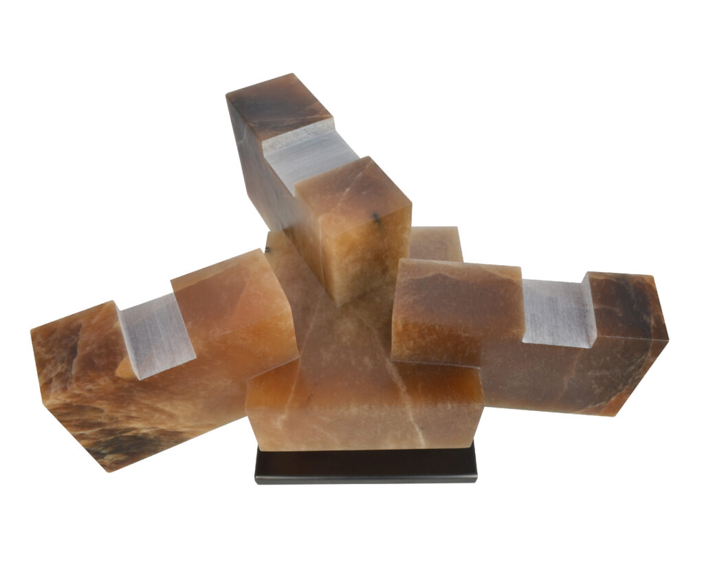 Escultura de Borja Barrajón Encuentro-22-x-44-x-36-cm.-Alabastro-Tabacco-2022