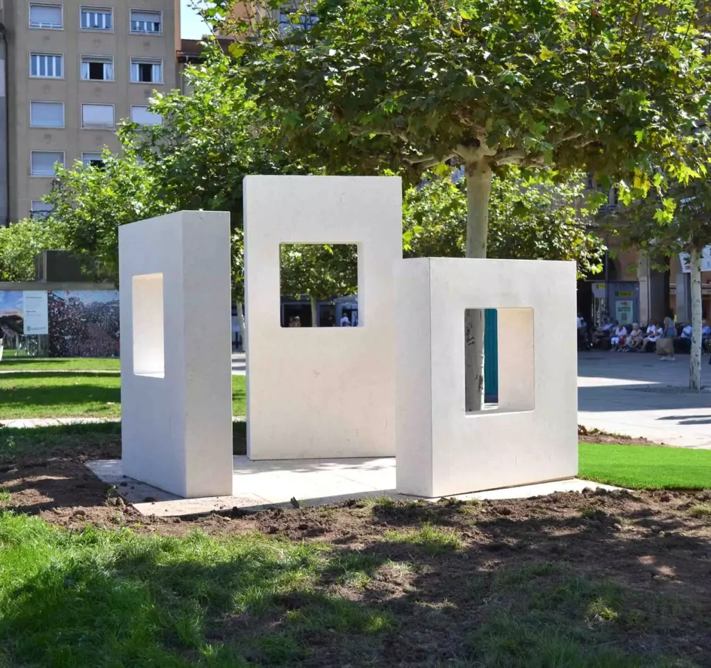 Escultura abstracta urbana del artista Borja Barrajón situada en la Plaza del Castillo en Pamplona