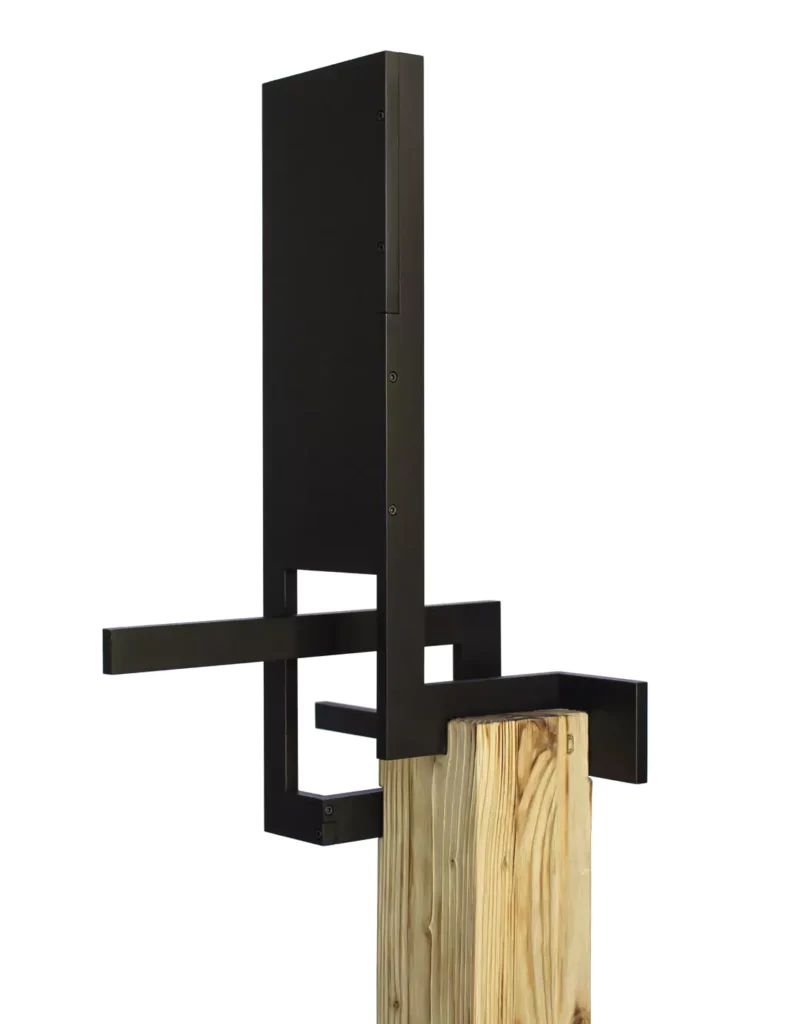 Escultura de Candela Muniozguren Plexo_02-153-x-51-x-29-cm.-Acero-con-patina-negra-sobre-madera-tratada-2023. Inspirada en arquitectura