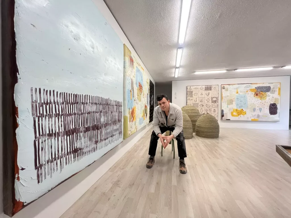 Artista Rubén Martín de Lucas, colaborador de Marquesa Gallery, en su estudio