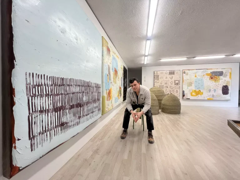 Artista Rubén Martín de Lucas, colaborador de Marquesa Gallery, en su estudio