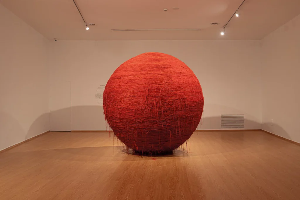 Instalación I. Desenvuelto de la envoltura Medidas variables Hilo, cera de abeja, pigmento y estructura Laura Segura