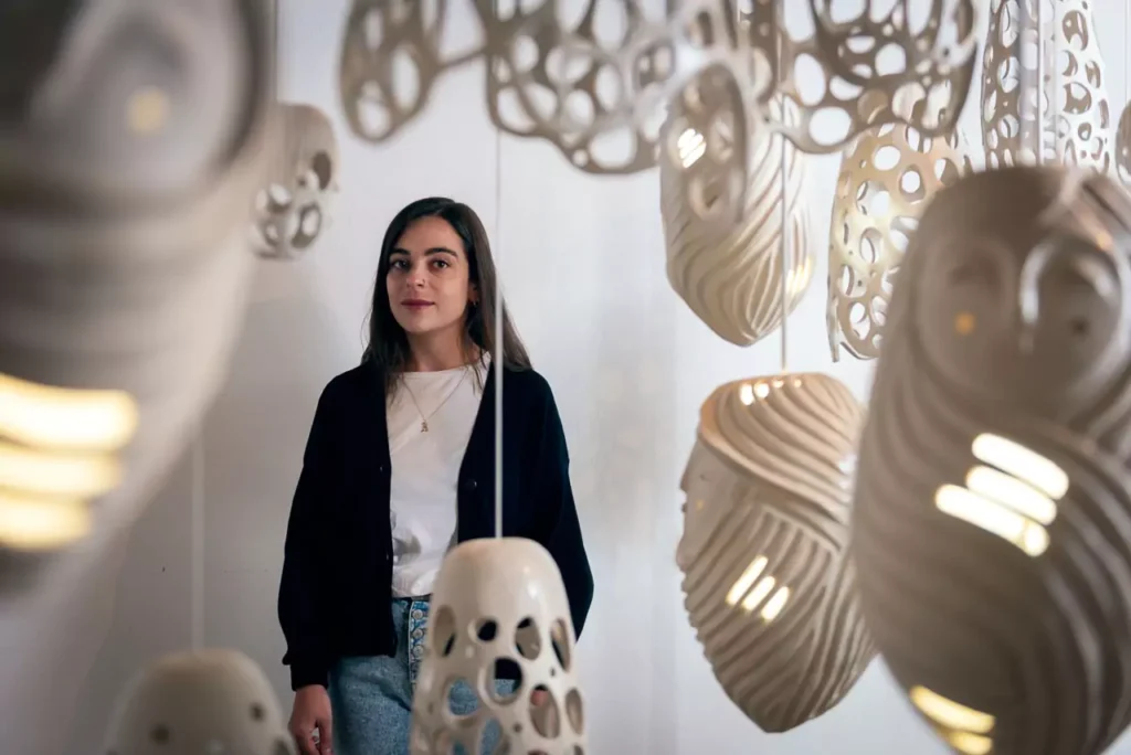 Artista Abi Castillo colaboradora con Marquesa Gallery