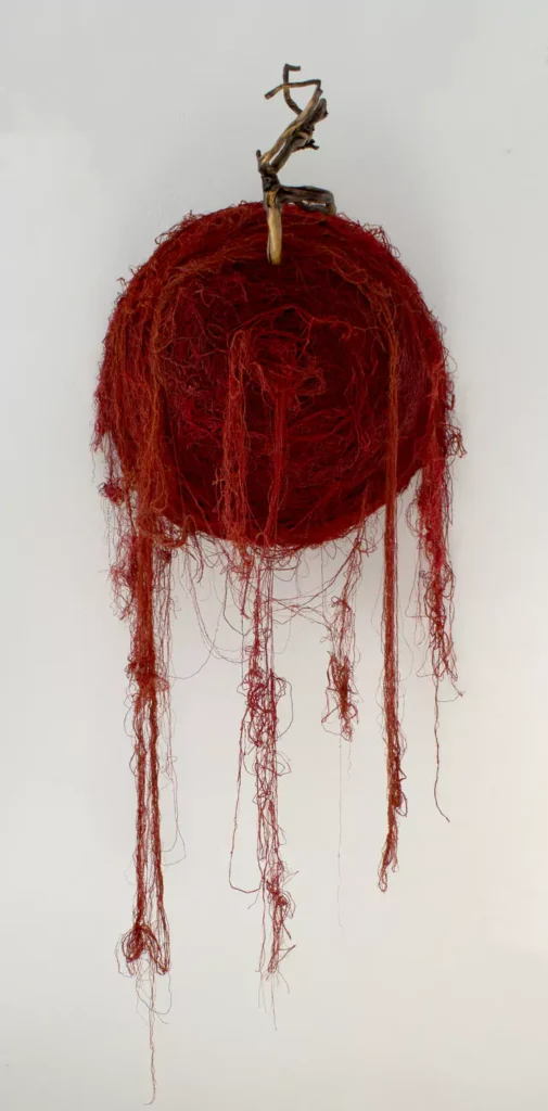 Arte Conceptual Laura Segura Hilo-cera-de-abeja-pigmento-raices-y-estructura-87-x-64-x-52-cm-2025