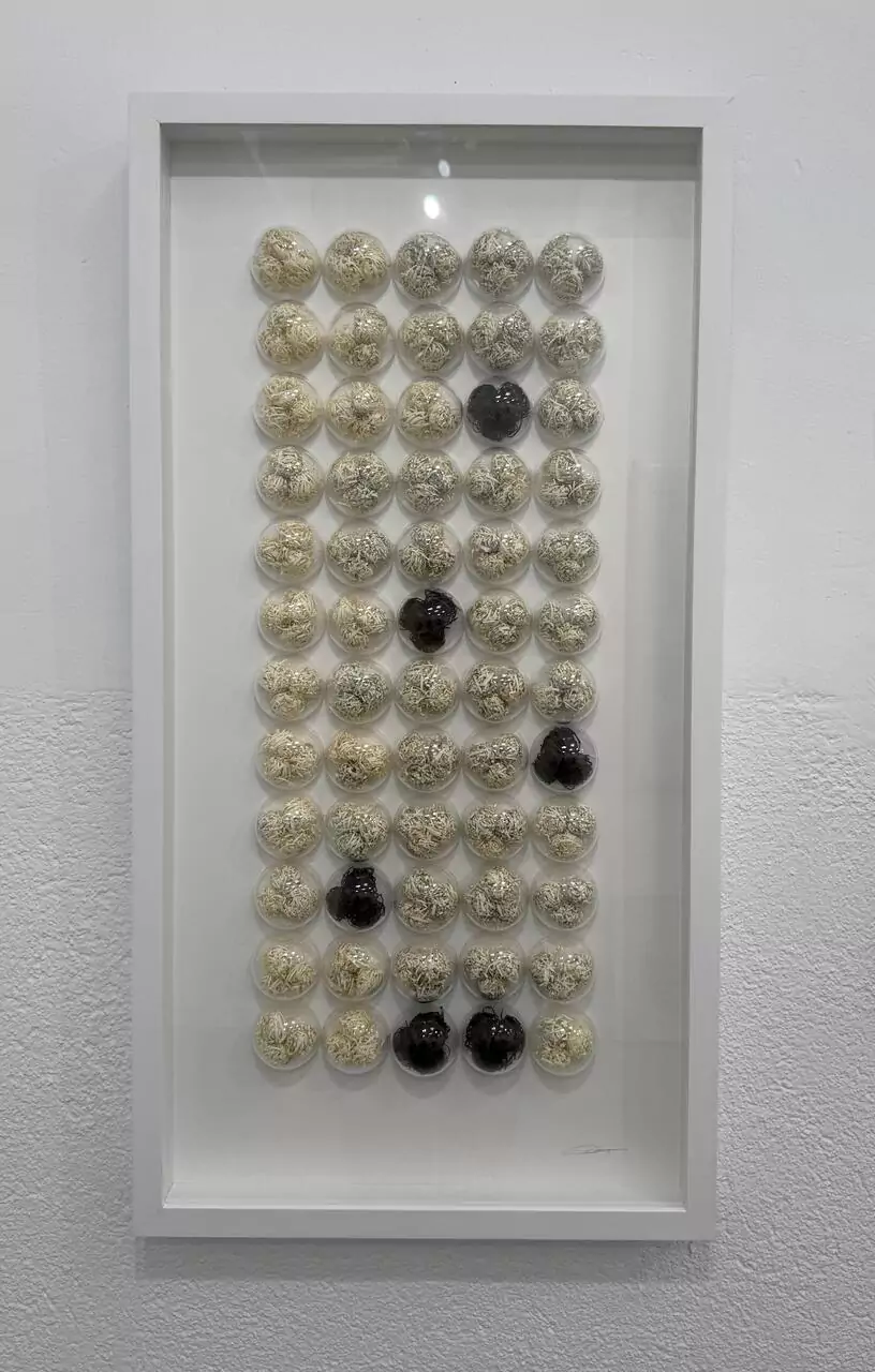 Individualidad - 90 x 45 cm Papel de libro y bolas de metacrilato