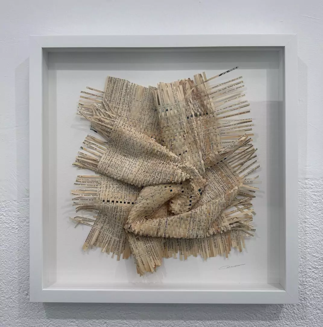 La cultura no se tira II - 50 x 50 cm tejido realizado con papel de libro