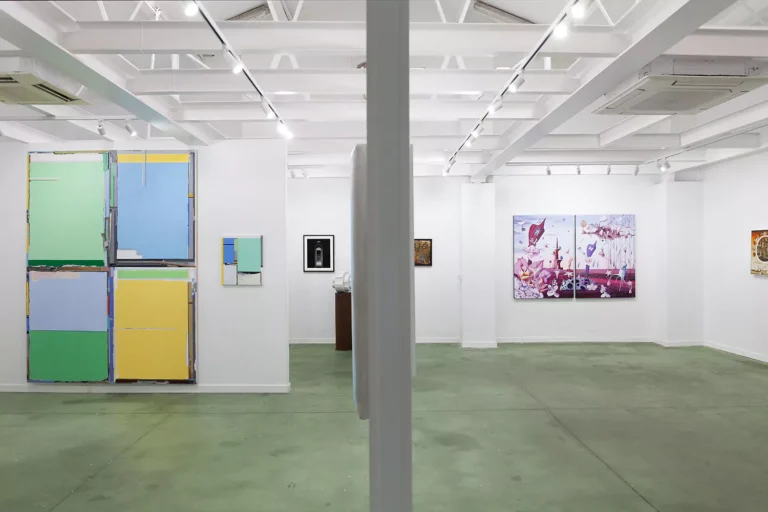 Descubrir artistas emergentes en una galería