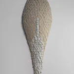 Laura Segura Los-mil-petalos-Porcelana-lana-fieltrada-y-estructura-150-x-45-x-35-cm.-2025