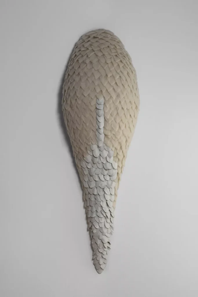 Laura Segura Los-mil-petalos-Porcelana-lana-fieltrada-y-estructura-150-x-45-x-35-cm.-2025