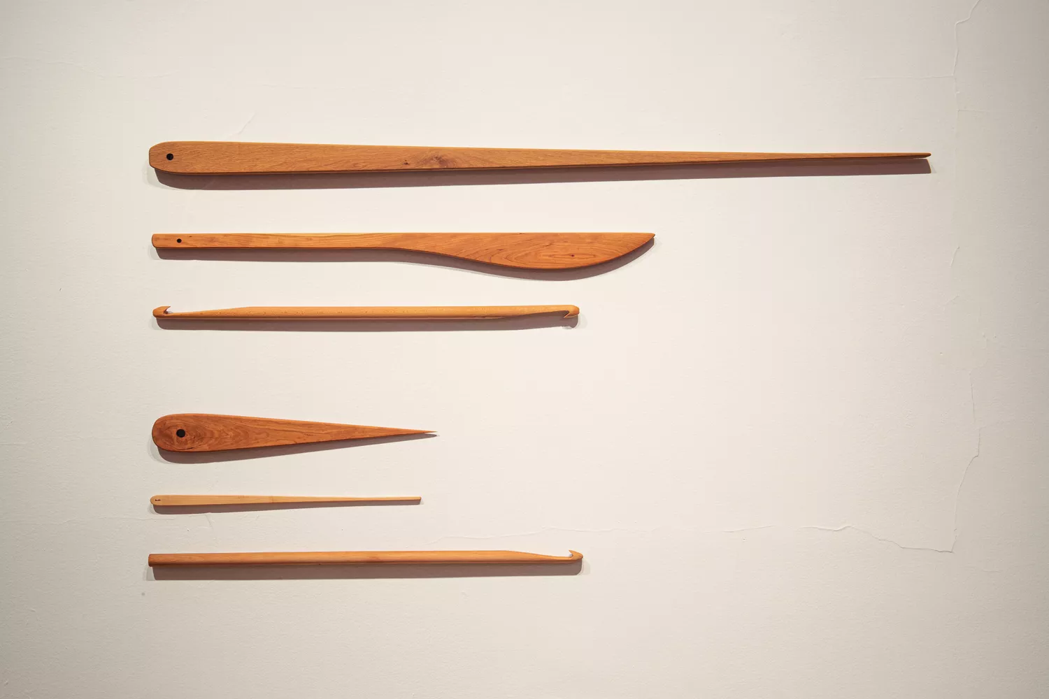 Instalación . Desenvuelto de la envoltura  Medidas variables  Madera