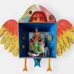 Marcela Cantuária Serpetária Óleo sobre madera, yeso, lienzo, vidrio hierro y plástico 71 x 79 x 39 cm.