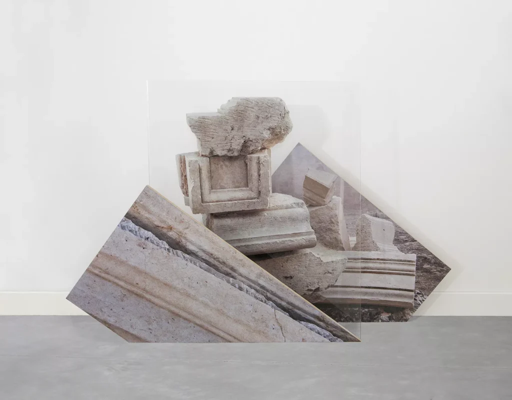 AntonioGuerra_Comportamientoparaun-simulacro_100x150x40cm_tecnicamixtafotografiaimpresasobremetacrilatoydosfotografiasimpresassobremadera_2017-18