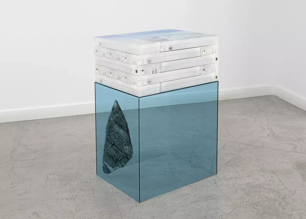 AntonioGuerra_desaparecer3_42x32x62cm_tecnicamixtadispositivosdeimpresionintervenidostintasymetacrilato_2021-22.