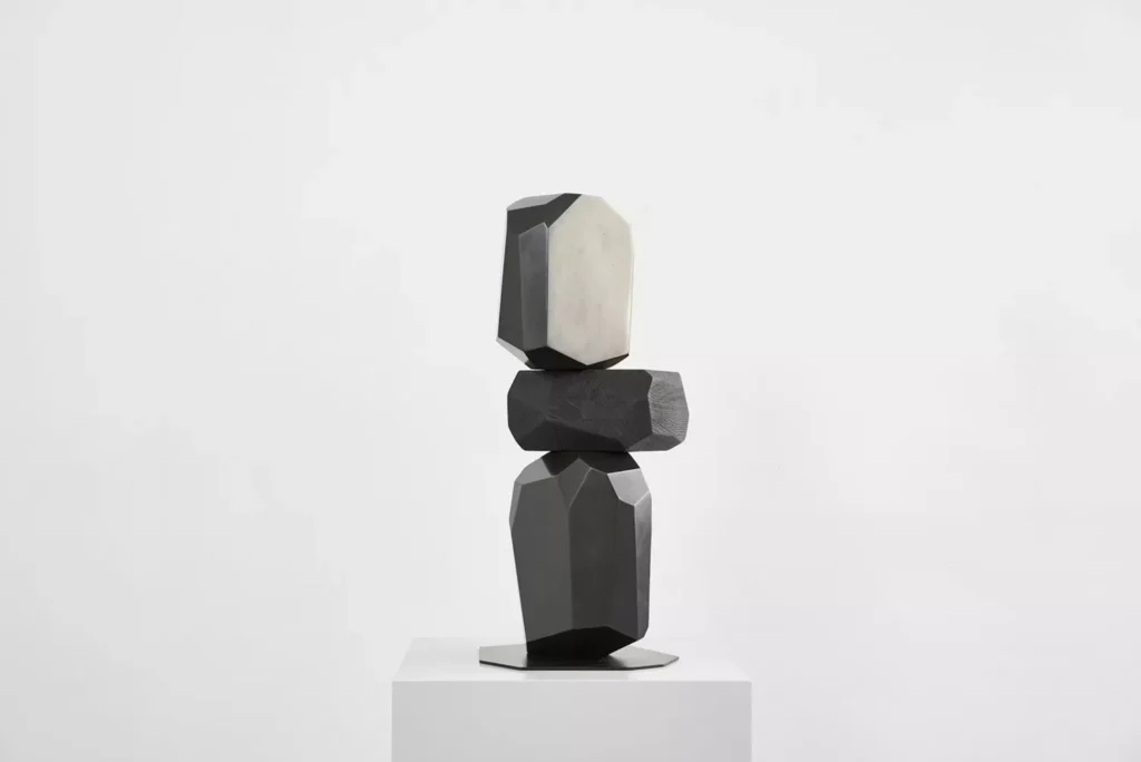 riklevy_microrockformationwoodbronze58_2024_maderaderoblequemadoyfundiciondebroncepatinado_58x30x30cm