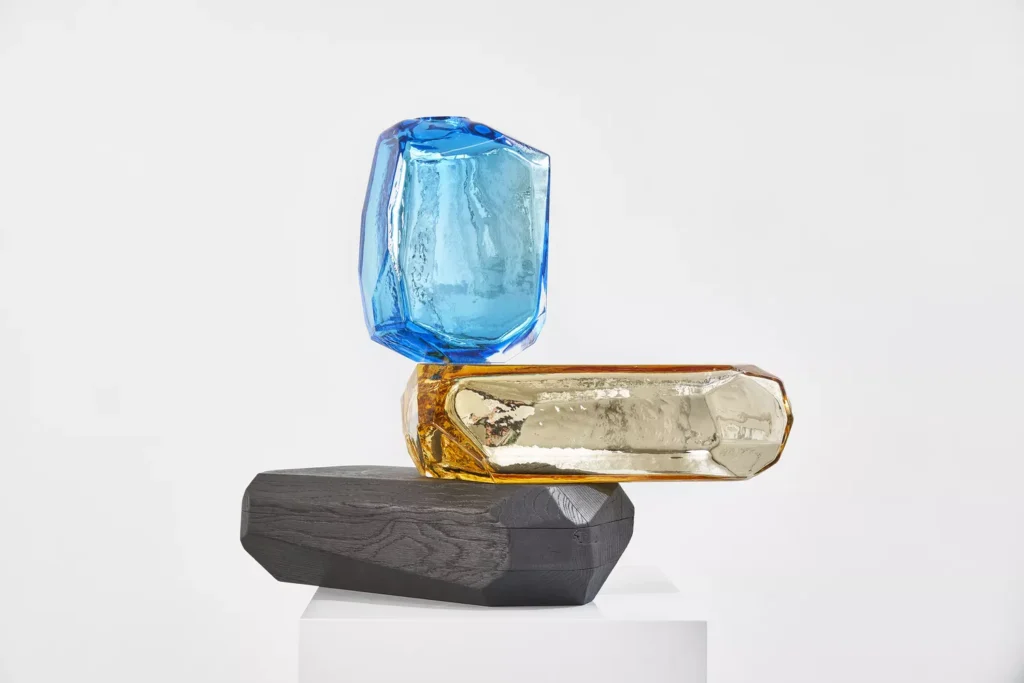 ariklevy_microrockformationwoodfierglass52_2025_vidrioplateadosopladomaderaderobletratadaalfuego_52x59x38cm.