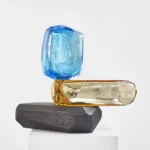 ariklevy_microrockformationwoodfierglass52_2025_vidrioplateadosopladomaderaderobletratadaalfuego_52x59x38cm.
