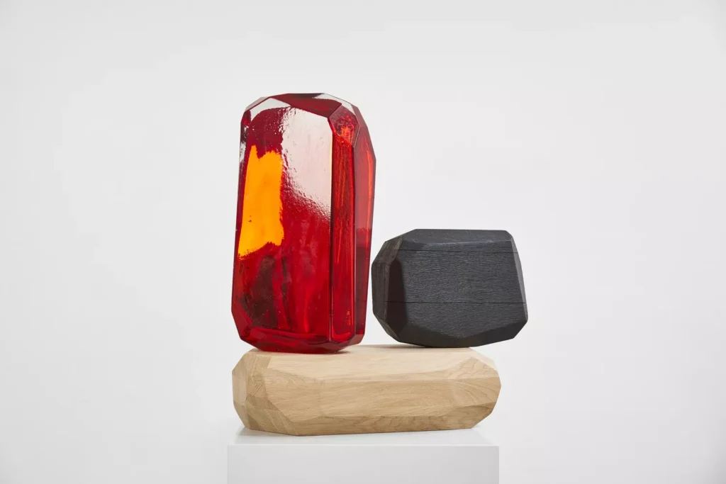 ariklevy_microrockformationwoodfireglass53_2025_vidrioplateadosobpladomaderaderobletratadaalfuefo_53x51.5x25cm