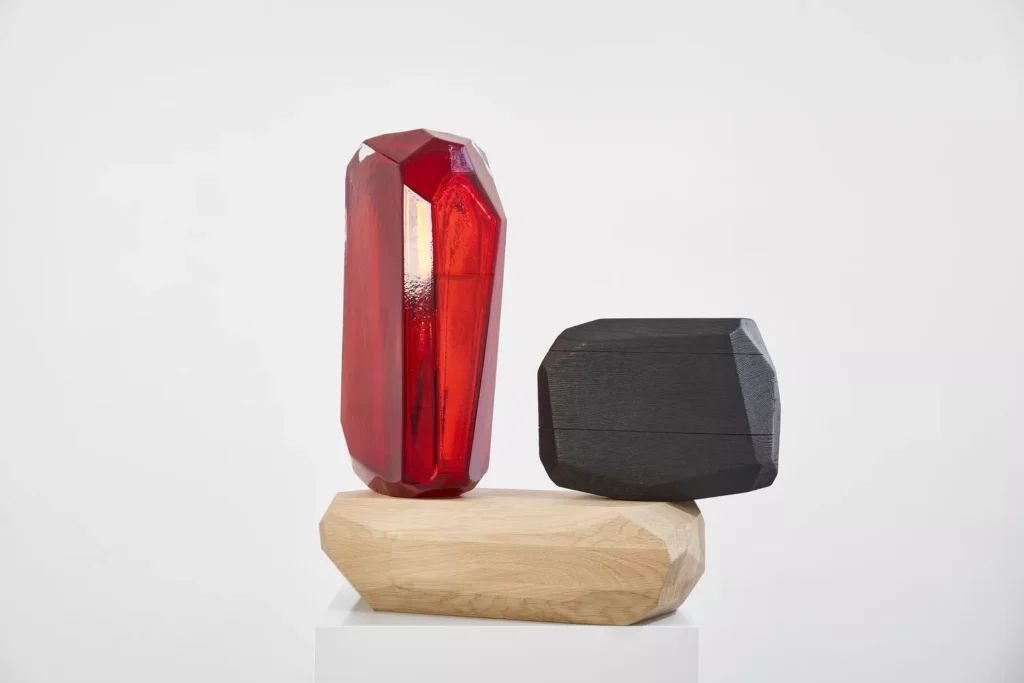 ariklevy_microrockformationwoodfireglass53_2025_vidrioplateadosobpladomaderaderobletratadaalfuefo_53x51.5x25cm_detalle5
