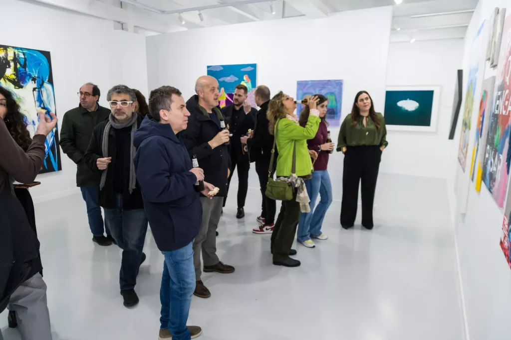 Rocío de marquesa gallery explicando a los visitantes una obra. Función social de la galería.