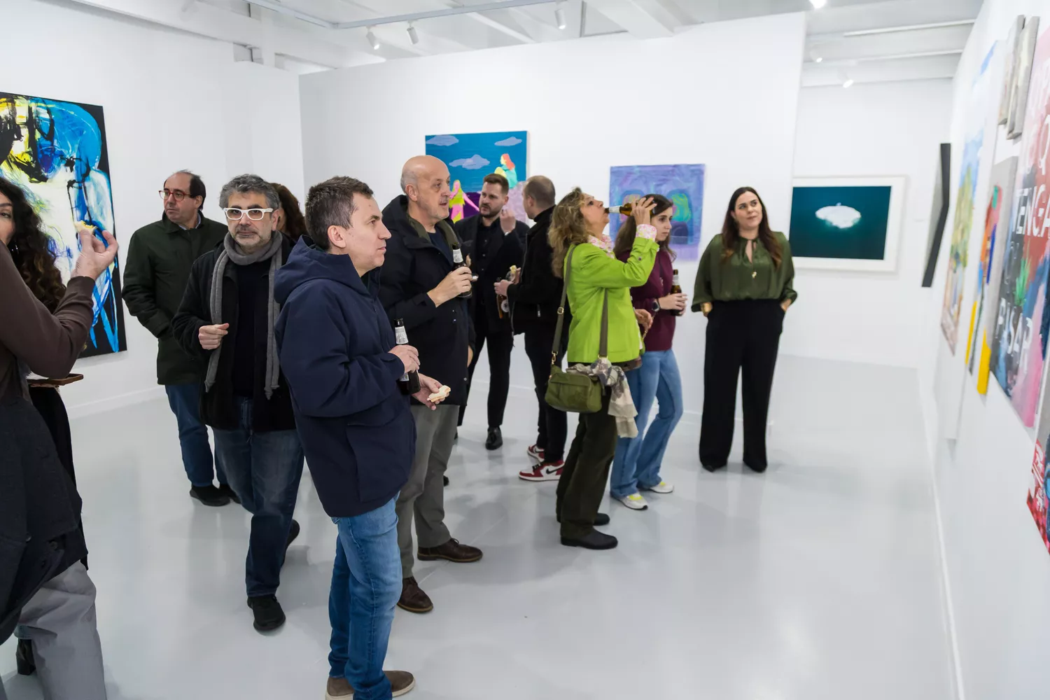 Rocío de marquesa gallery explicando a los visitantes una obra. Función social de la galería.