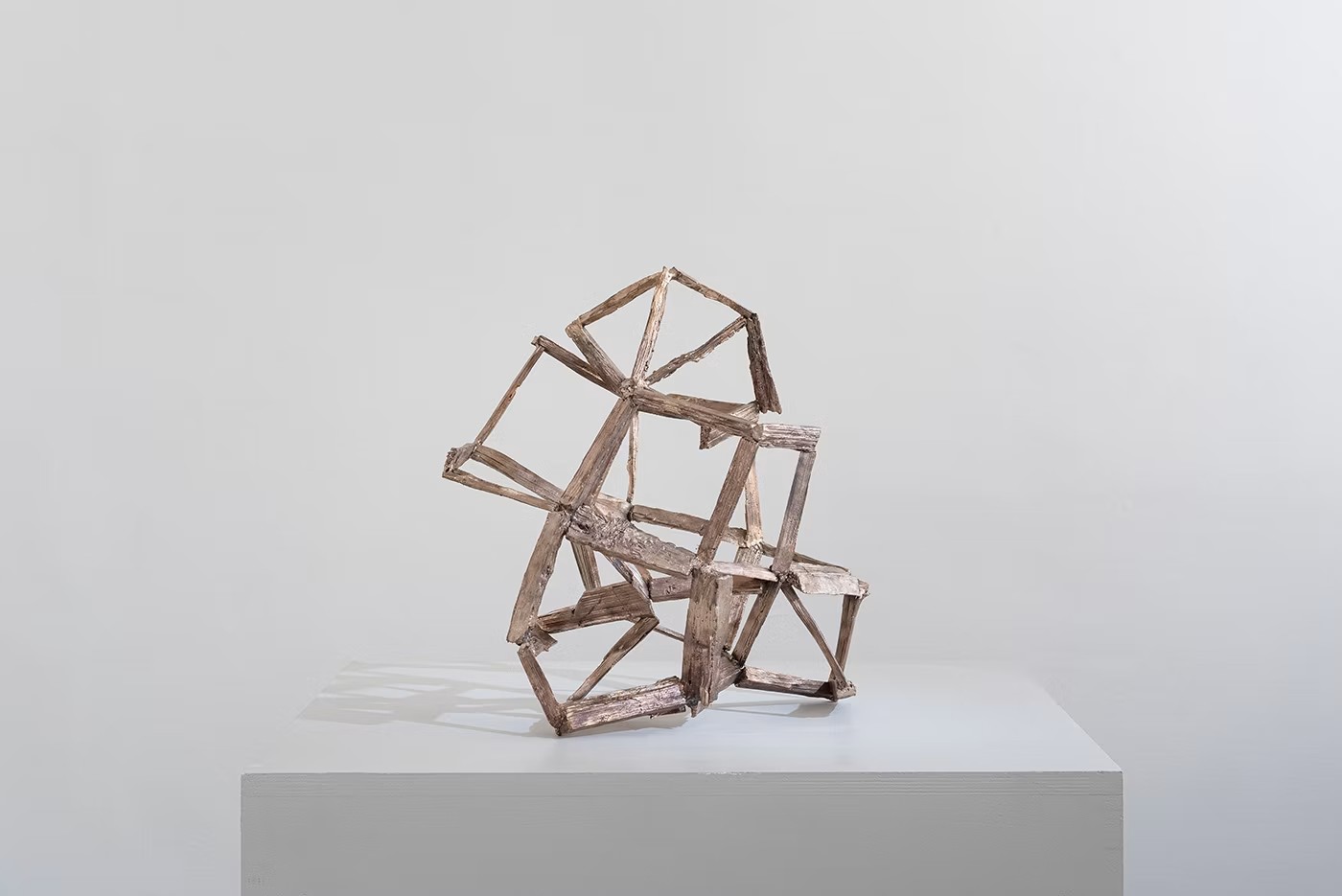 Structure 44  44 x 42 x 28,5 cm.