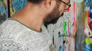 Artista Alfonso Sánchez en su estudio