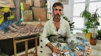 Jose Luis Ceña, artista neofigurativo en su estudio